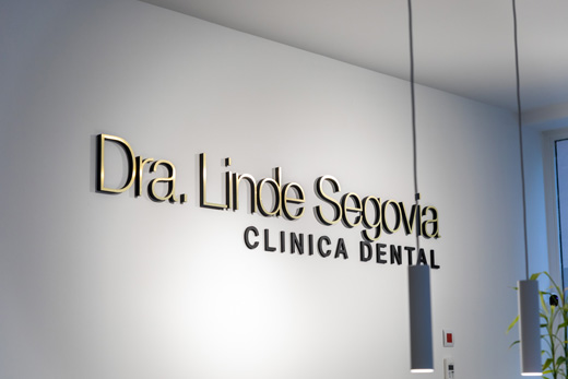 Logotipo Pared Clínica Dentistas Granada Linde Segovia