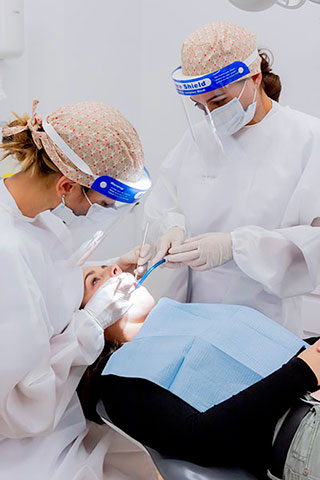 Dentistas en Granada trabajando Clínica Dental Linde Segovia
